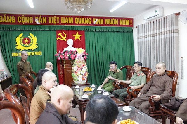 Tuy Phước: Ban Trị sự Phật giáo huyện chúc Tết các ban ngành